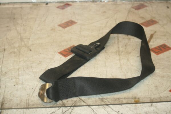 1989 MERCEDES 300E W124. REAR MIDDLE SEAT BELT - Image 2