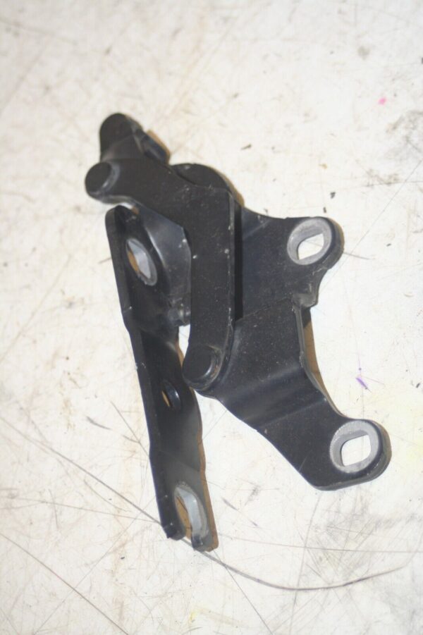 (95) 2010 BMW 1 SERIES E82. BONNET HINGE