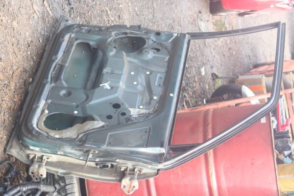 1994 MITSUBISHI PAJERO SHOGUN. PASSENGER SIDE FRONT DOOR SHELL BARE - Image 4
