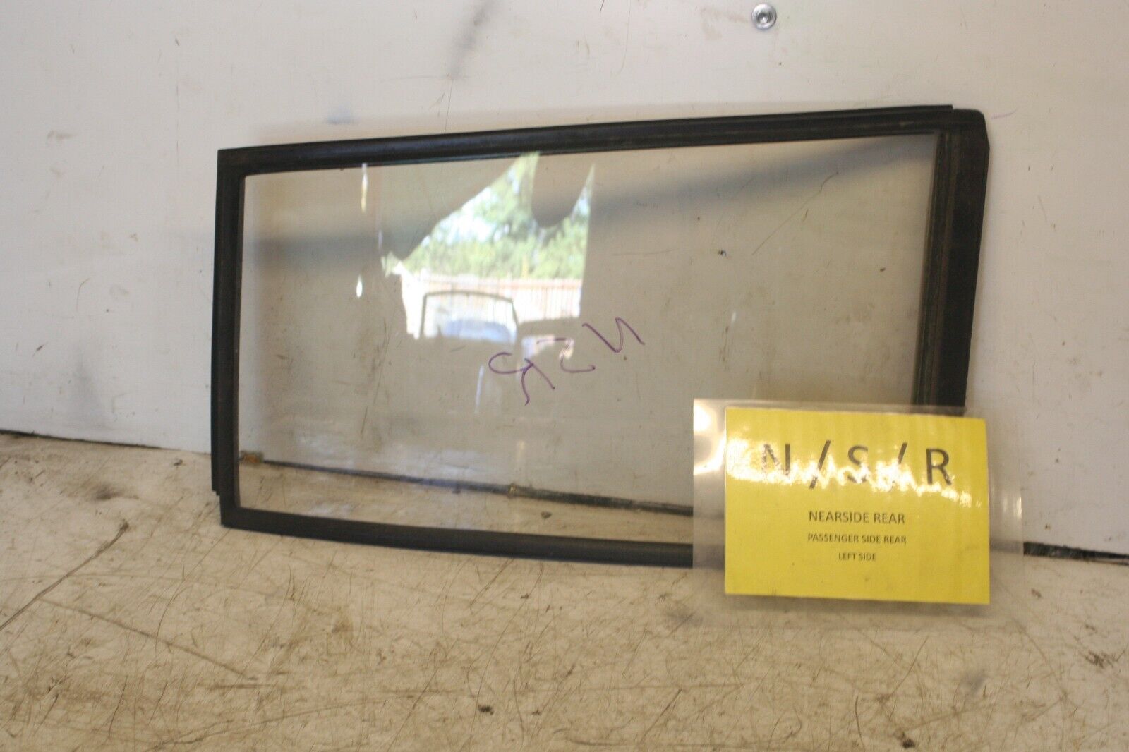 1994 MITSUBISHI PAJERO SHOGUN. PASSENGER SIDE REAR QUARTER GLASS