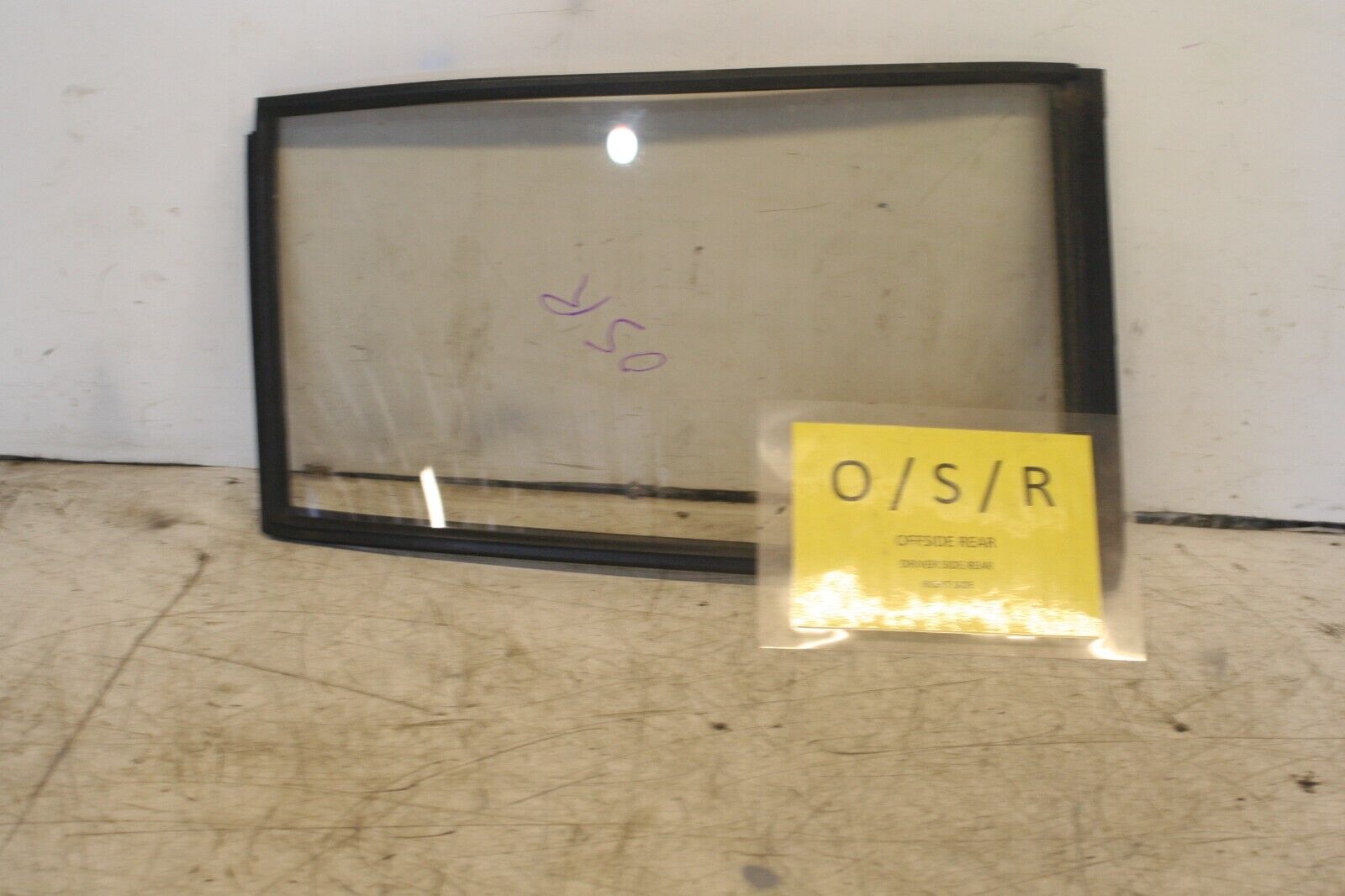 1994 MITSUBISHI PAJERO SHOGUN. DRIVER SIDE REAR QUARTER GLASS