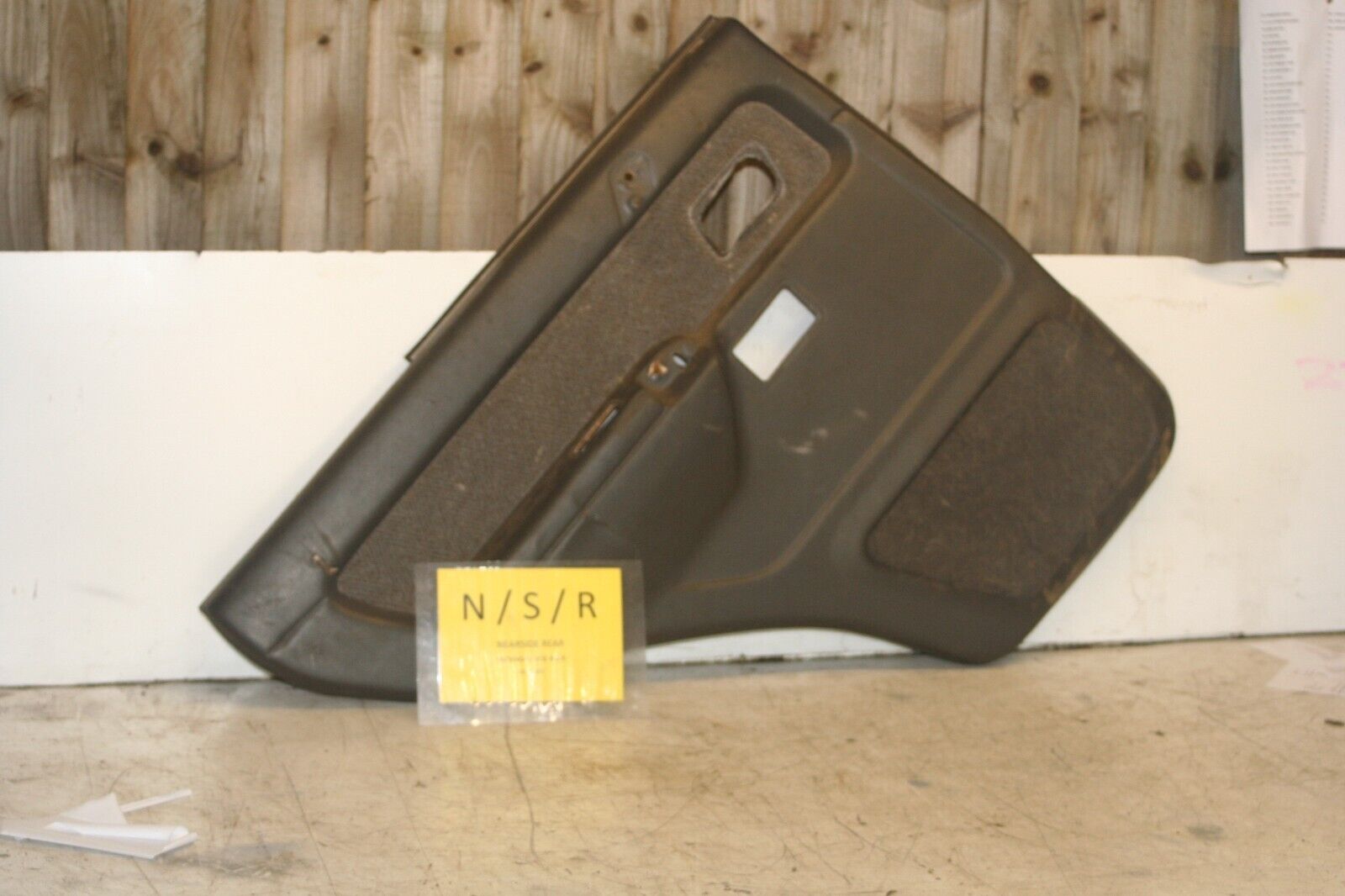 1994 MITSUBISHI PAJERO SHOGUN. PASSENGER SIDE REAR DOOR CARD