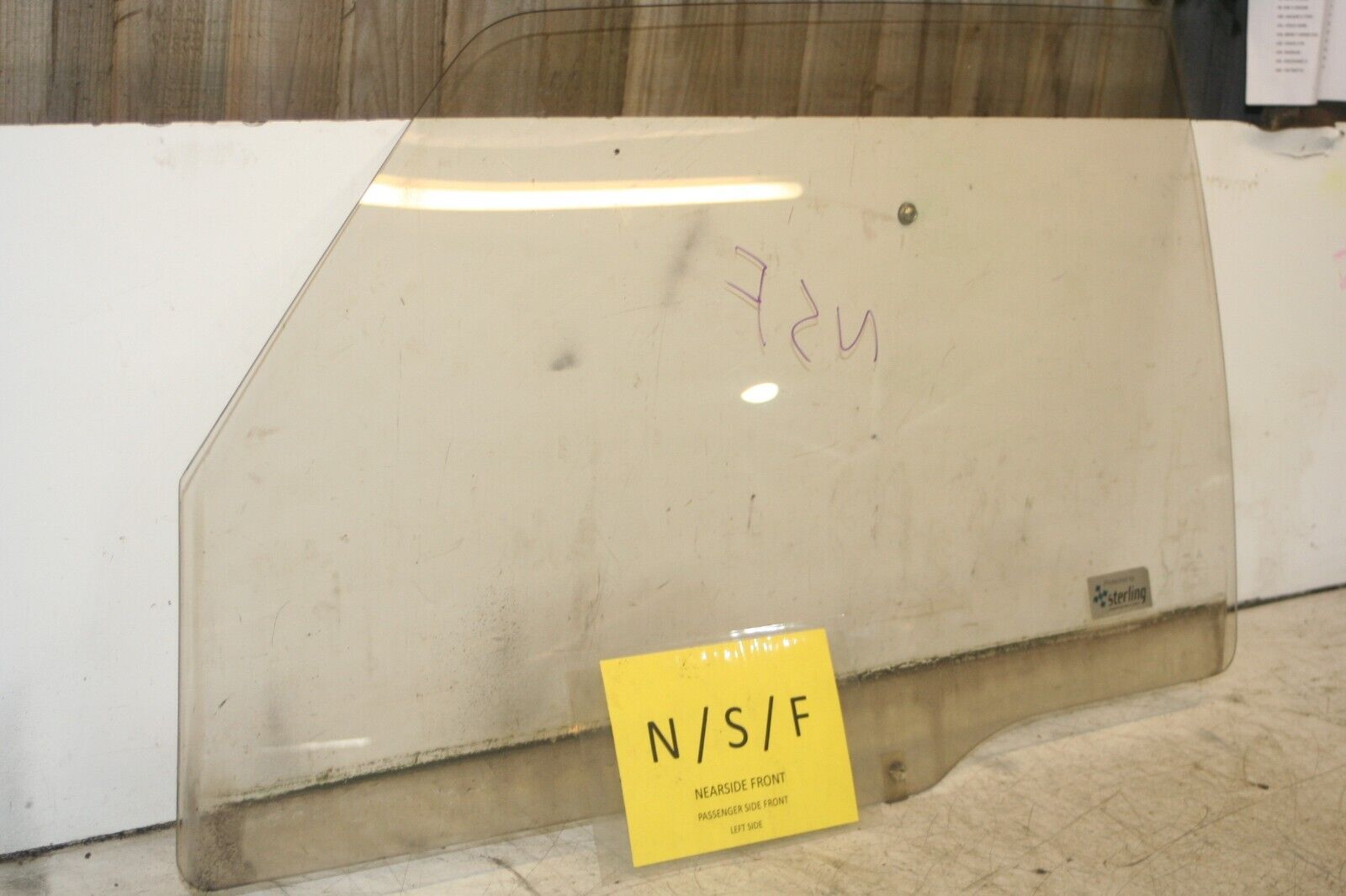 1994 MITSUBISHI PAJERO SHOGUN. PASSENGER SIDE FRONT WINDOW GLASS - Image 2