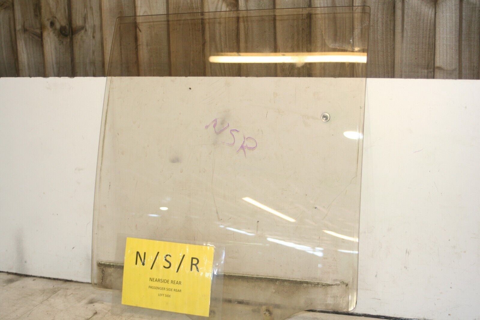 1994 MITSUBISHI PAJERO SHOGUN. PASSENGER SIDE REAR WINDOW GLASS