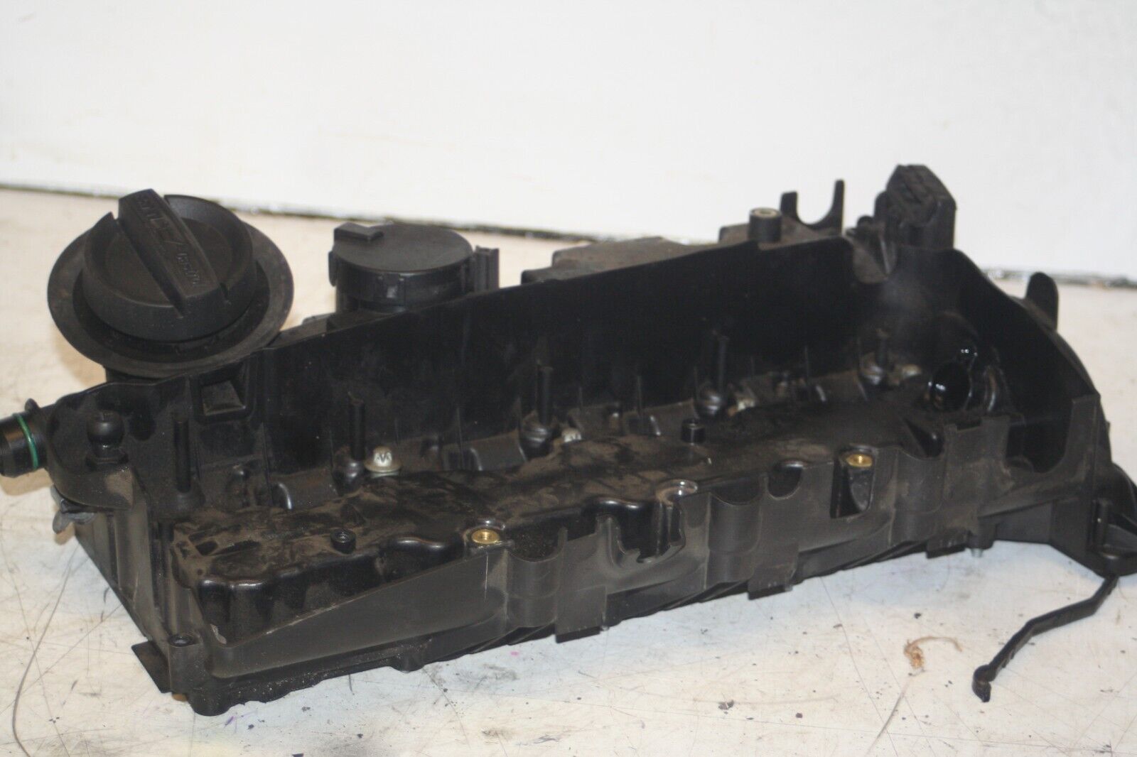 (95) 2010 BMW 1 SERIES E82. ENGINE ROCKER COVER VALVE CAM COVER