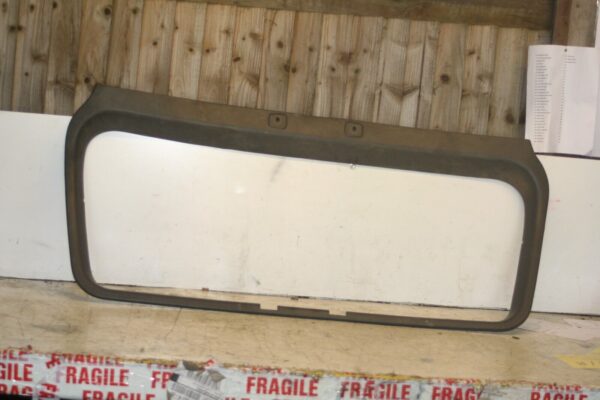 1994 MITSUBISHI PAJERO SHOGUN. BOOT TAILGATE GLASS TRIM SURROUND