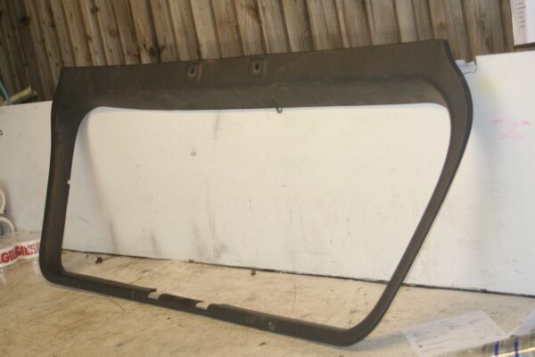 1994 MITSUBISHI PAJERO SHOGUN. BOOT TAILGATE GLASS TRIM SURROUND - Image 2