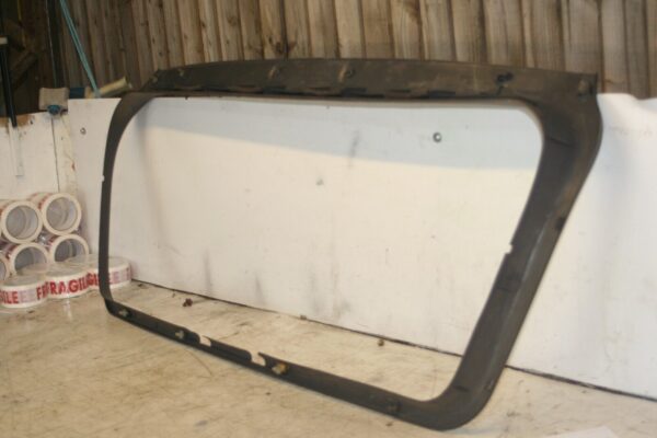 1994 MITSUBISHI PAJERO SHOGUN. BOOT TAILGATE GLASS TRIM SURROUND - Image 4