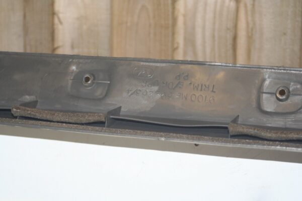 1994 MITSUBISHI PAJERO SHOGUN. BOOT TAILGATE GLASS TRIM SURROUND - Image 5