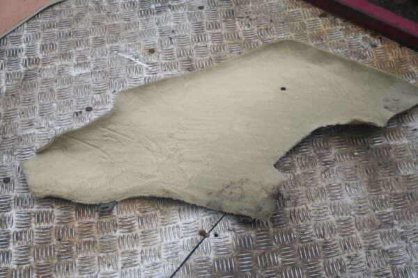 1989 MERCEDES 300E W124. FLOOR MAT DRIVER - Image 3