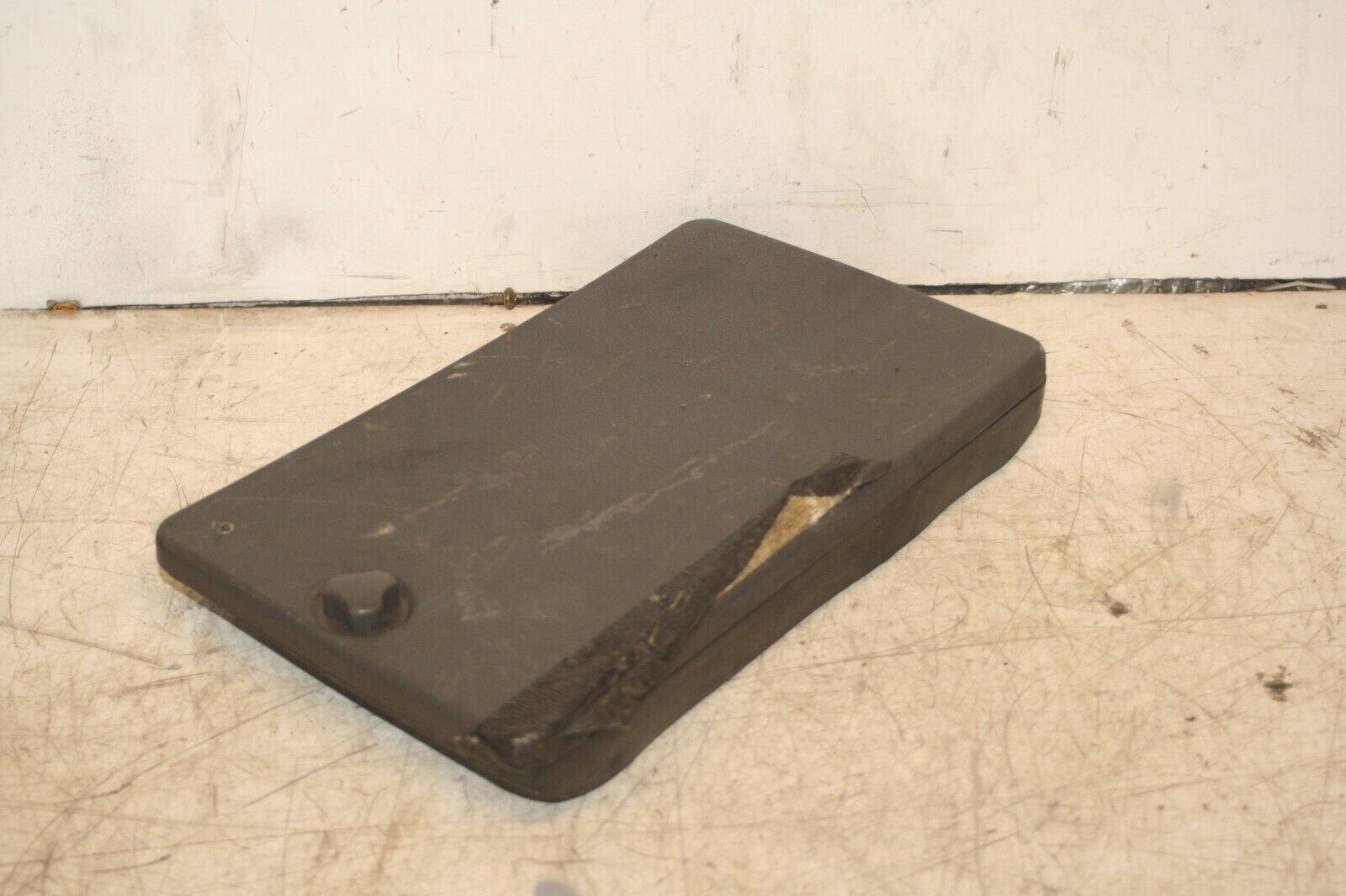 1994 MITSUBISHI PAJERO SHOGUN. EMERGENCY TOOL STORAGE