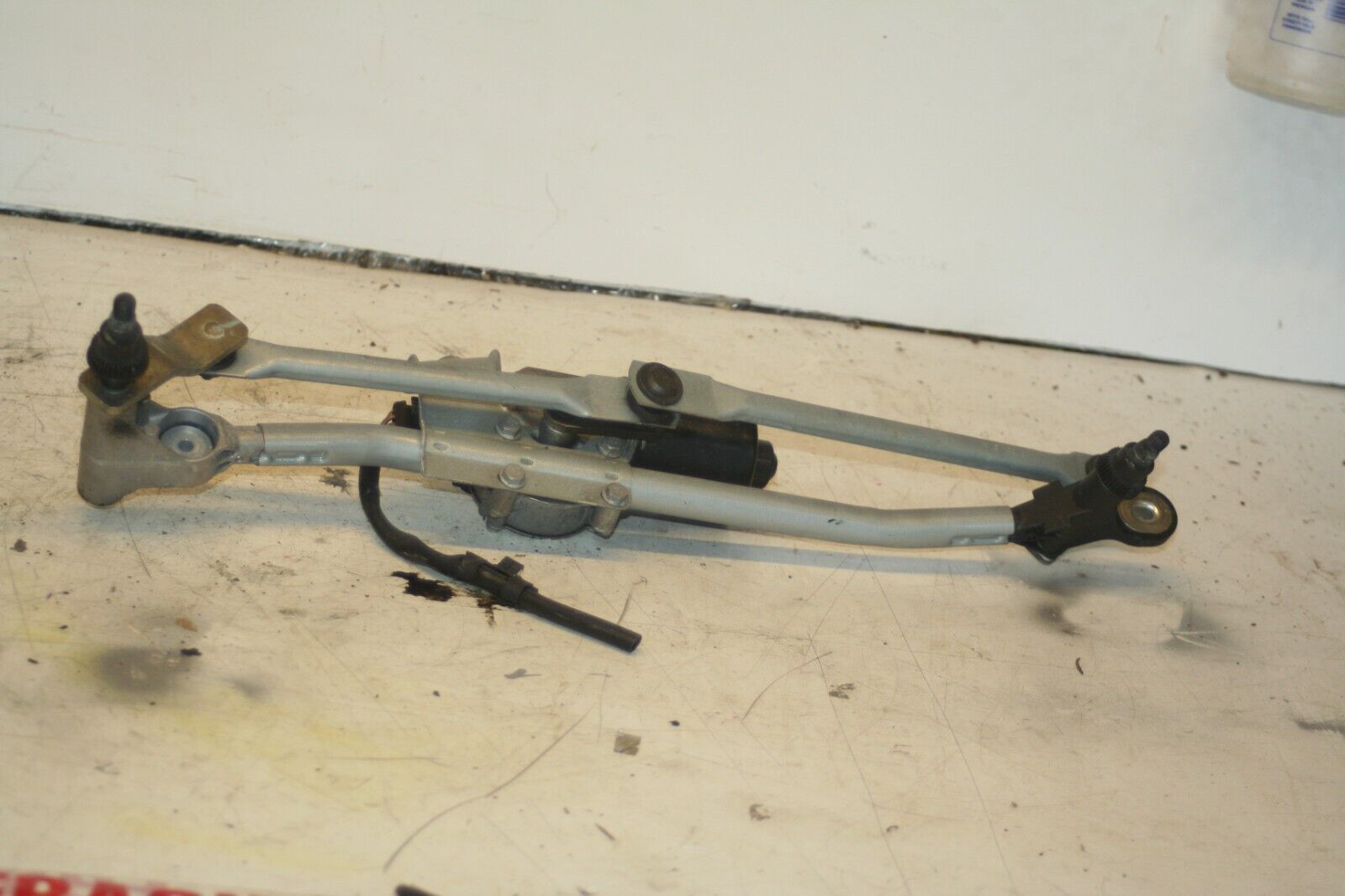 (95) 2010 BMW 1 SERIES E82. WIPER MOTOR AND LINKAGE