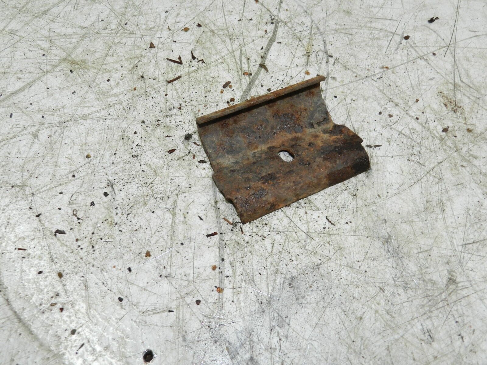 1990 VOLVO 700 740. BATTERY CLAMP
