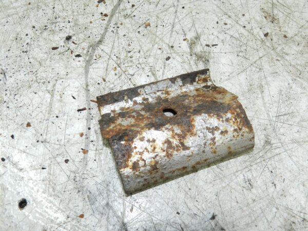 1990 VOLVO 700 740. BATTERY CLAMP - Image 2