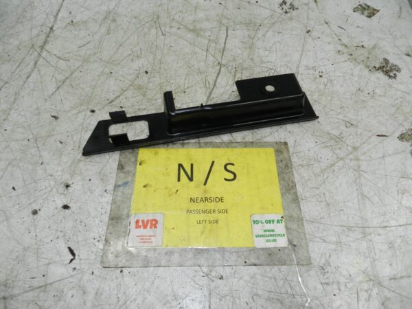 1990 VOLVO 700 740. PASSENGER SIDE DOOR HANDLE FRAME - Image 2