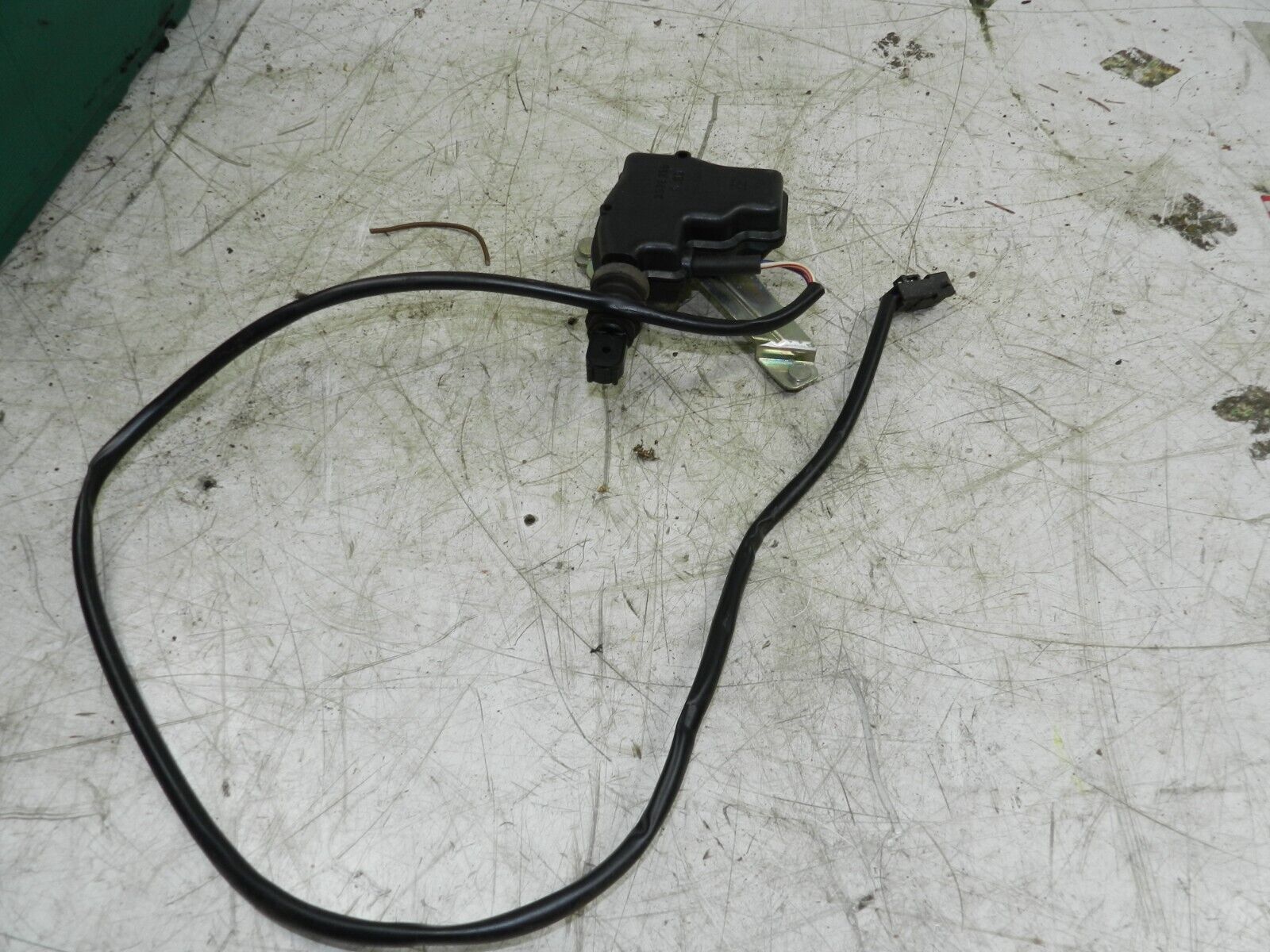 1990 VOLVO 700 740. LOCKING ACTUATOR
