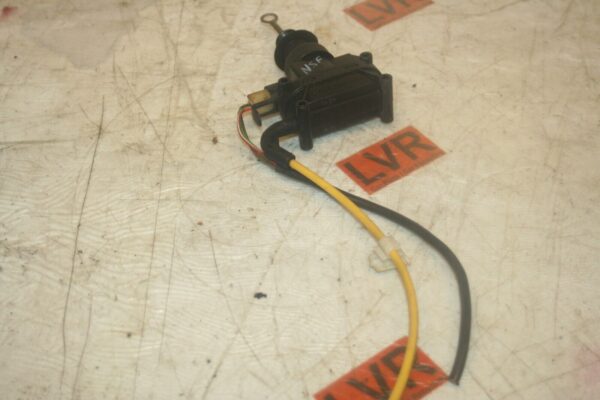 1989 MERCEDES 300E W124. PASSENGER SIDE FRONT DOOR LOCK ACTUATOR VACUUM