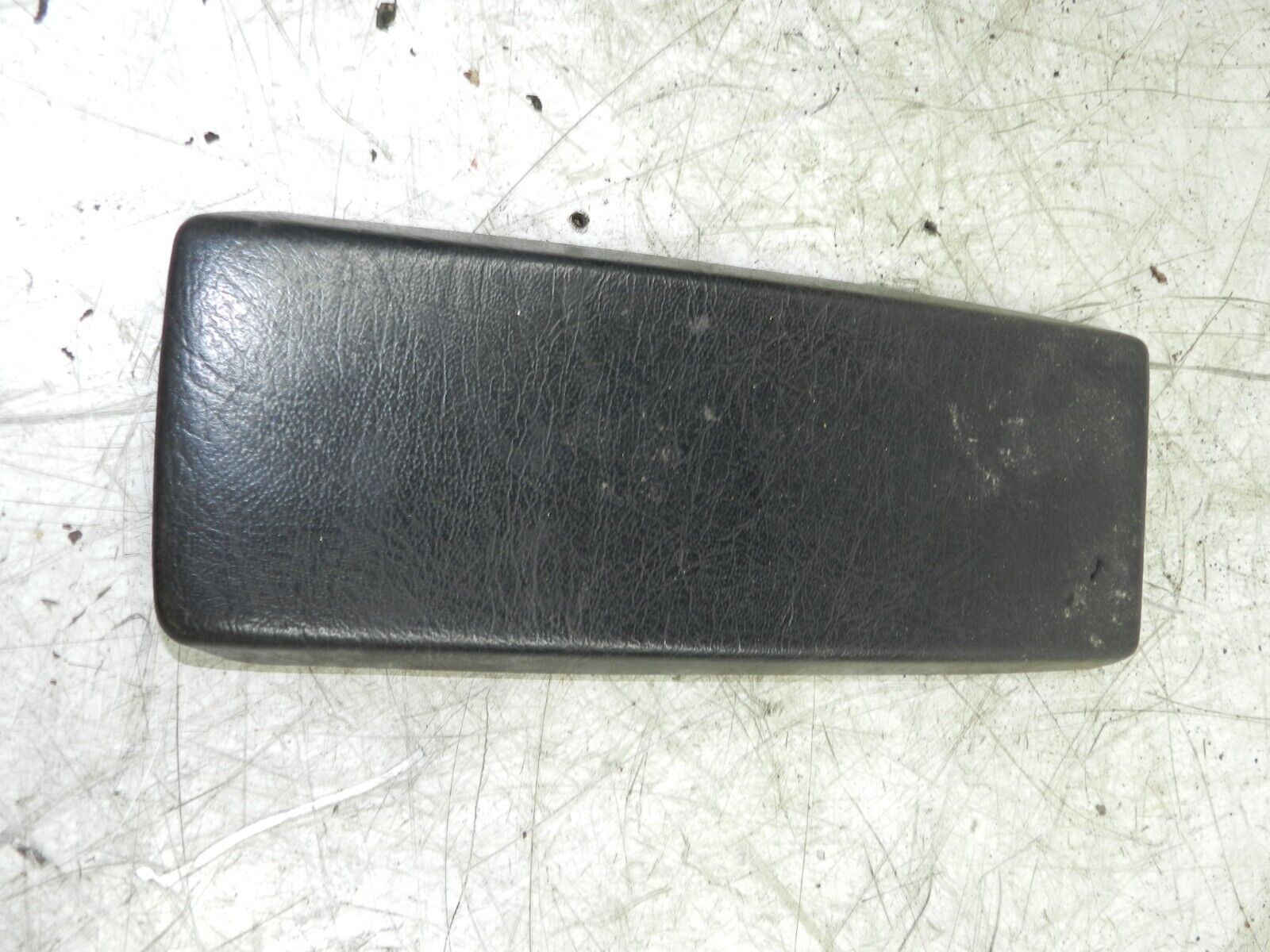 1990 VOLVO 700 740. ARM REST CUBBY STORAGE LID