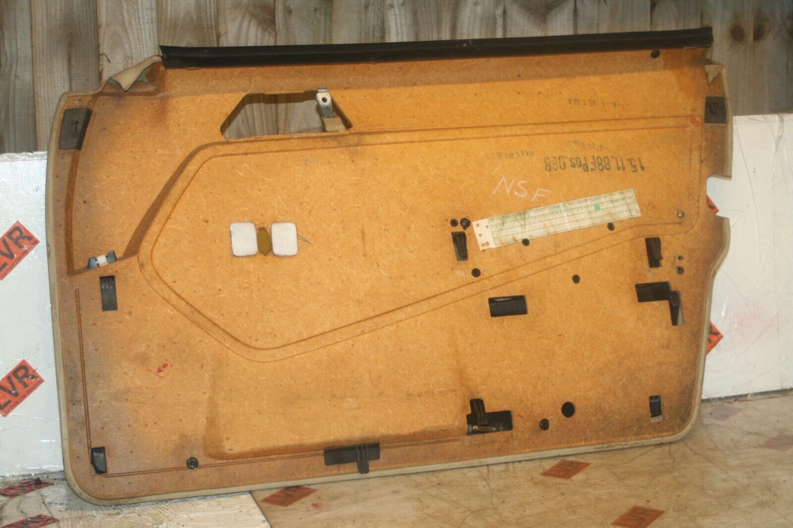 1989 MERCEDES 300E W124. PASSENGER SIDE FRONT DOOR CARD - Image 2