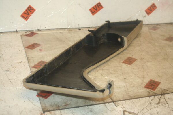 1989 MERCEDES 300E W124. DRIVER SIDE FRONT DOOR CARD LOWER - Image 2