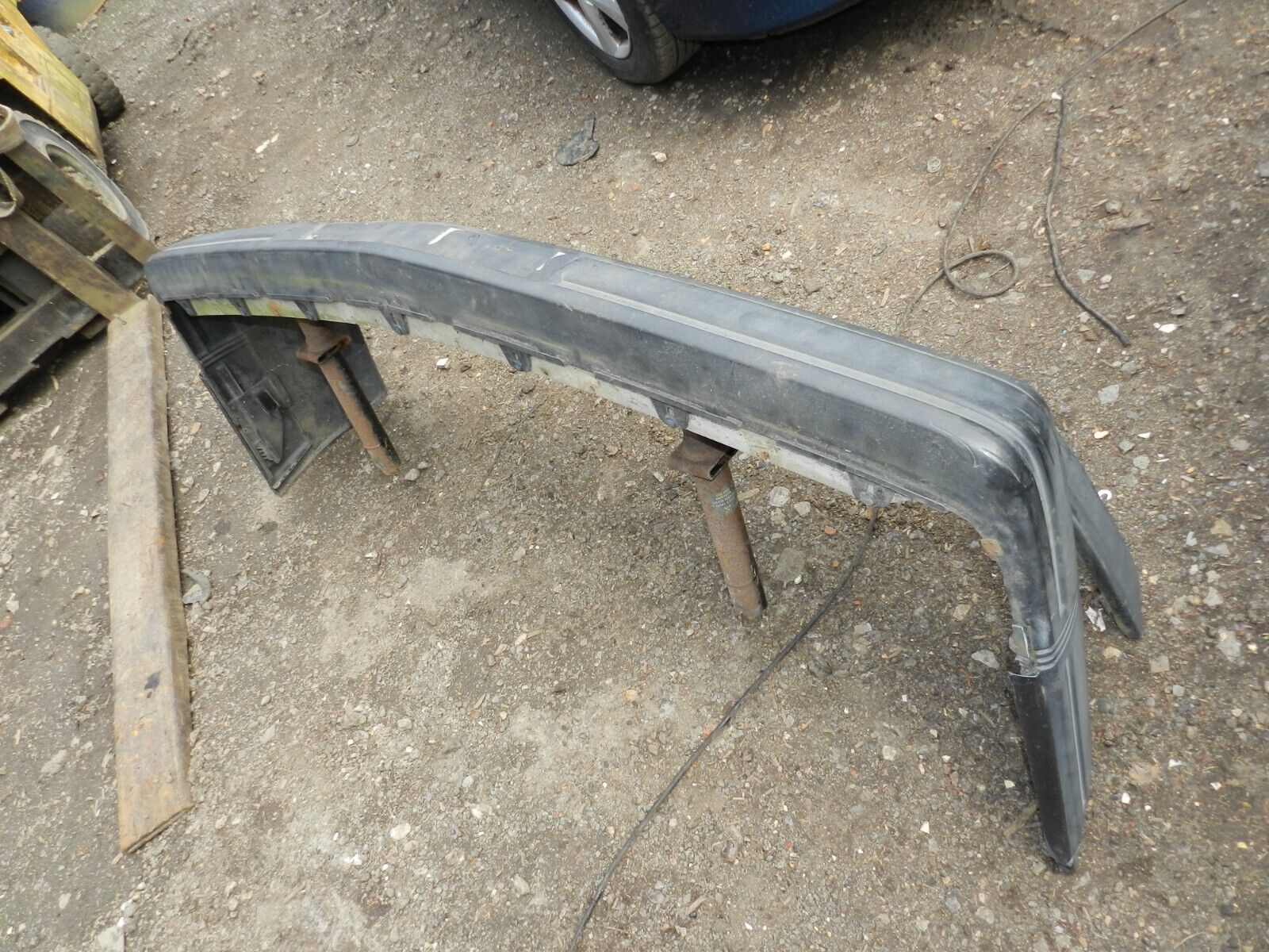 1990 VOLVO 700 740. FRONT BUMPER