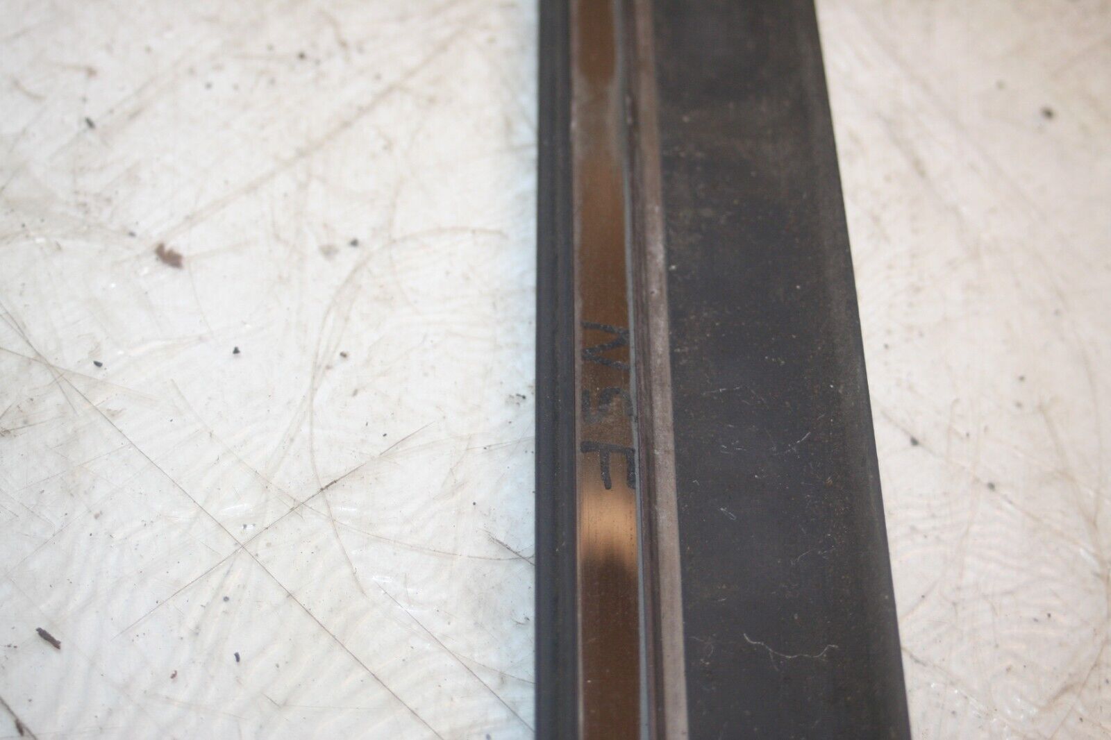 1989 MERCEDES 300E W124. PASSENGER SIDE FRONT DOOR TRIM LOWER - Image 3