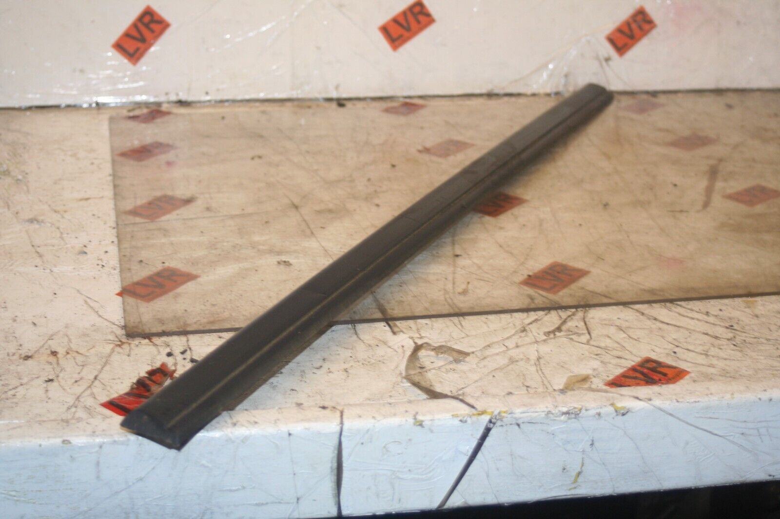 1989 MERCEDES 300E W124. DRIVER SIDE FRONT DOOR TRIM