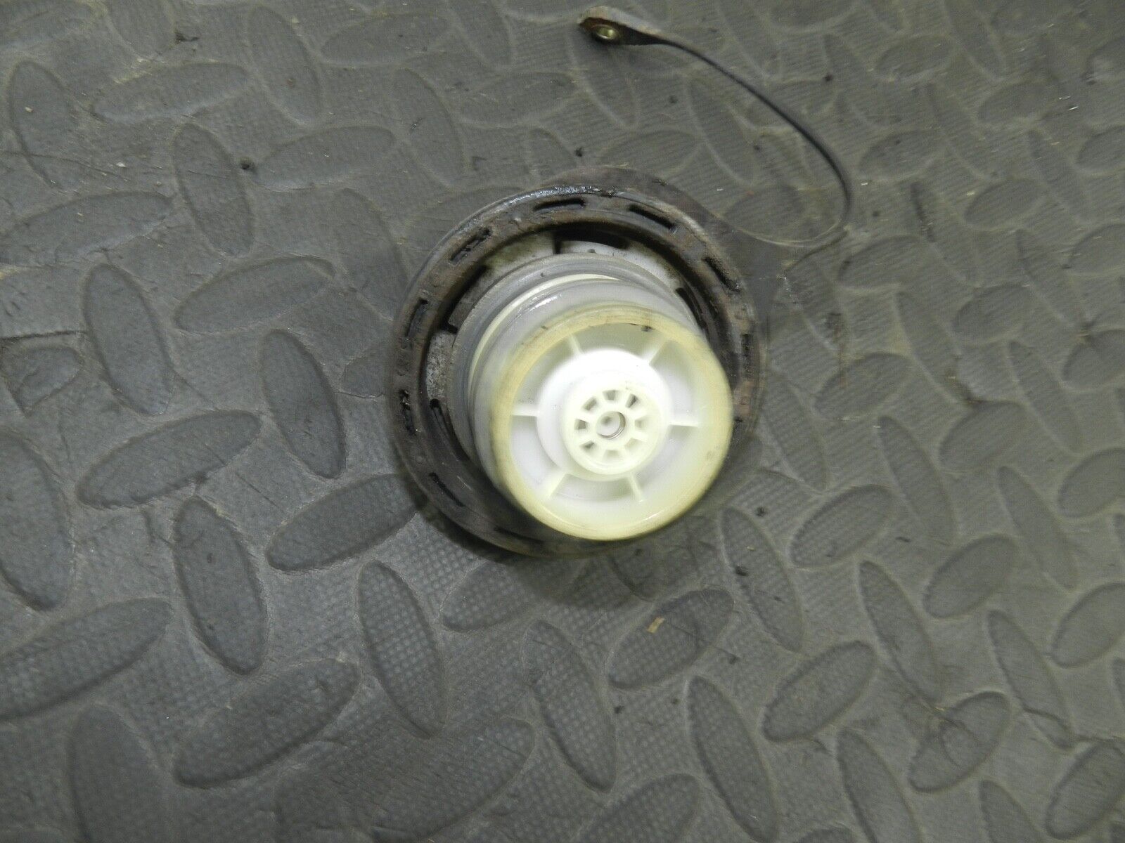 154 2004 LAND ROVER DISCOVERY 2 TD5. PETROL FUEL CAP