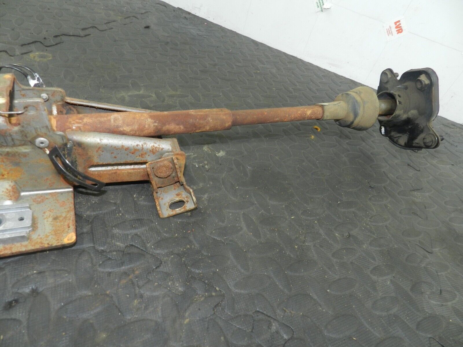 154 2004 LAND ROVER DISCOVERY 2 TD5. STEERING COLUMN. NO IGNITION BARREL
