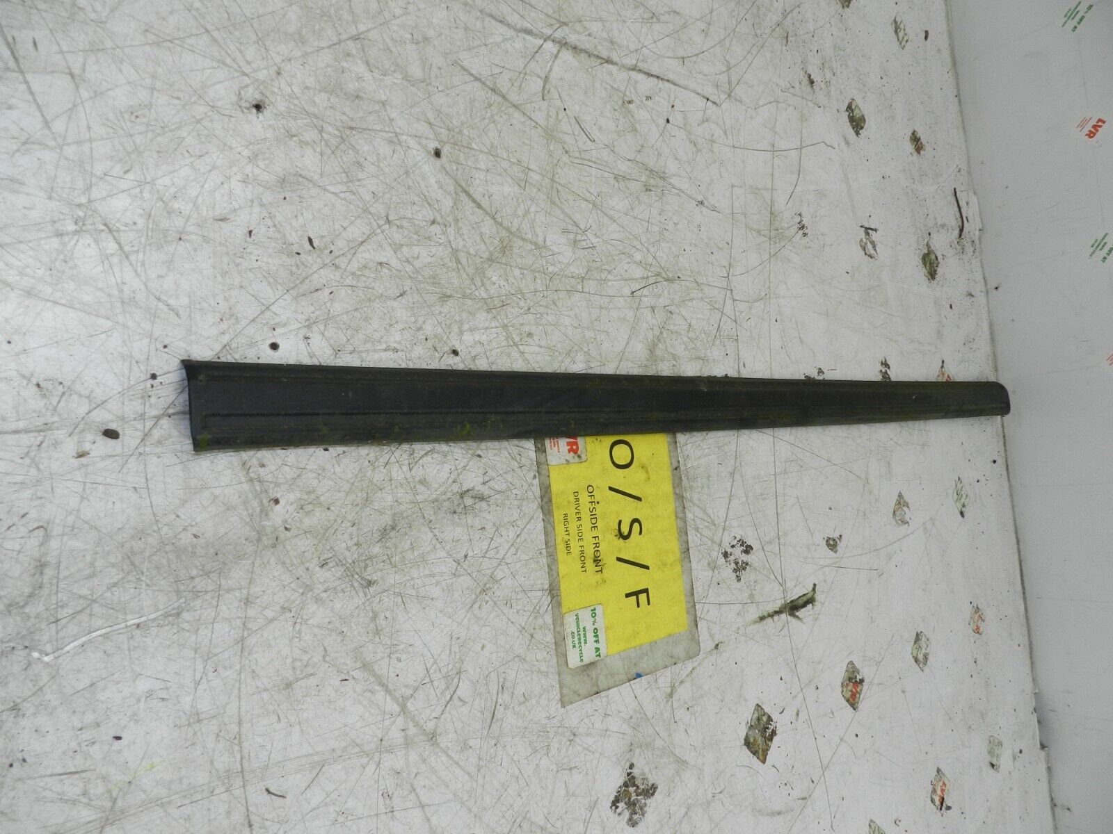 1990 VOLVO 700 740. DRIVER SIDE FRONT DOOR BUMP TRIM