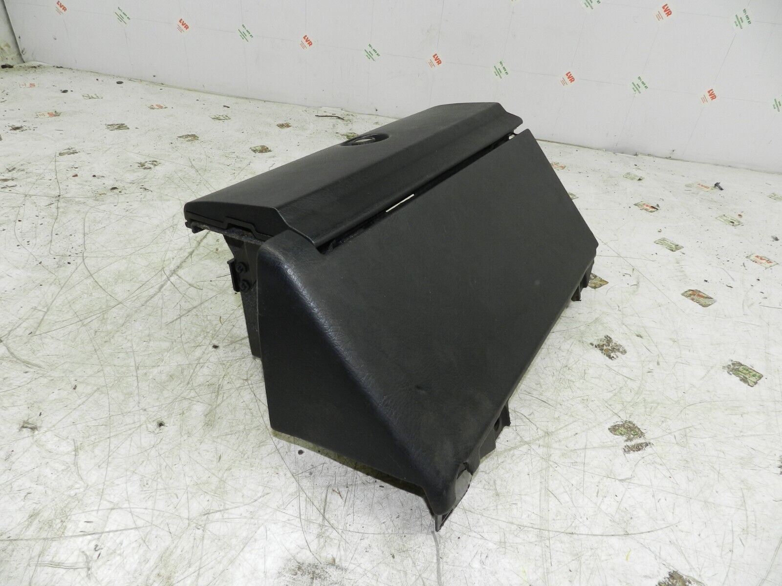 1990 VOLVO 700 740. GLOVE BOX