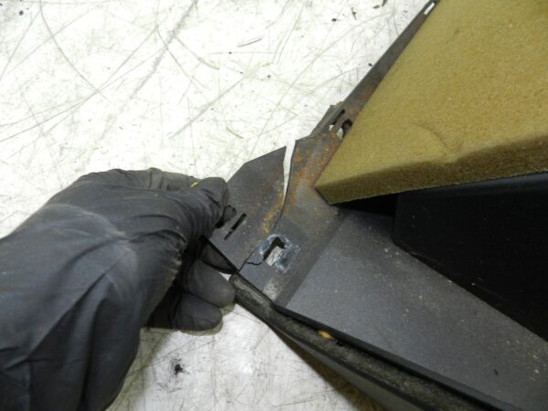1990 VOLVO 700 740. GLOVE BOX - Image 4