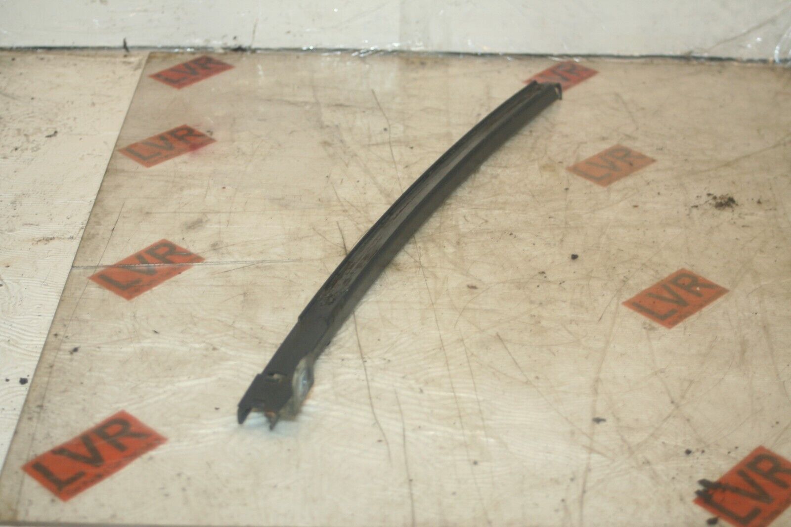 1989 MERCEDES 300E W124. PASSENGER SIDE REAR WINDOW GLASS RUNNER GUIDE