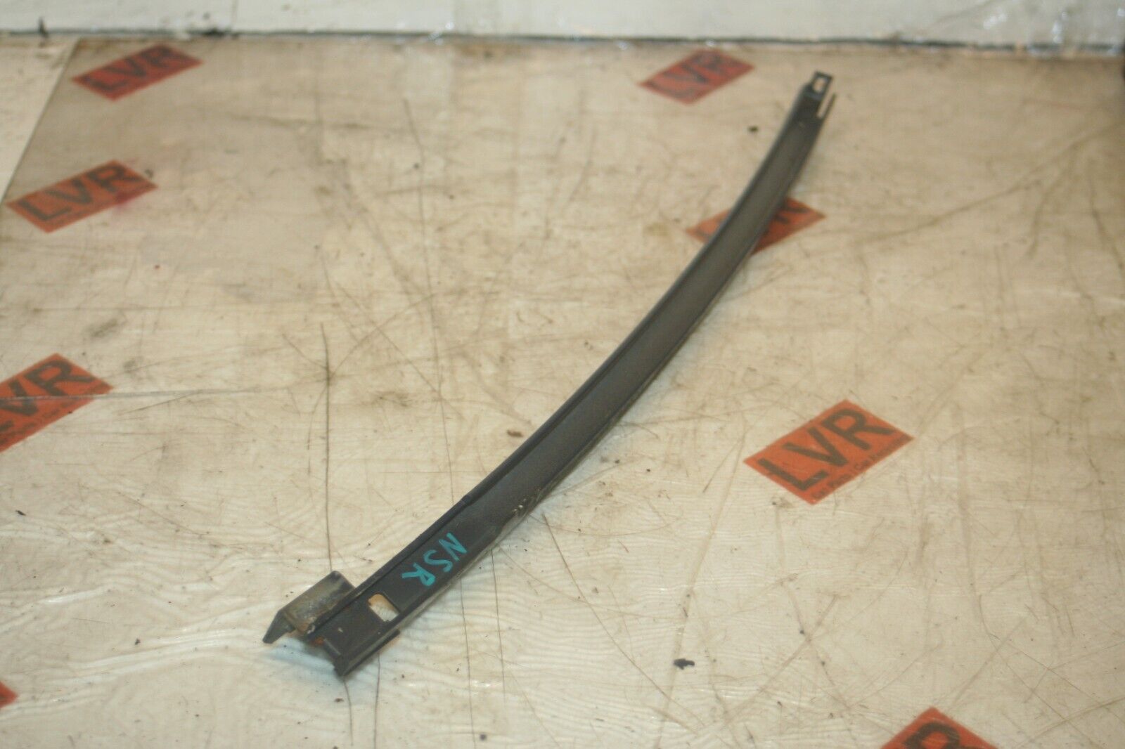 1989 MERCEDES 300E W124. PASSENGER SIDE REAR WINDOW GLASS RUNNER GUIDE - Image 2