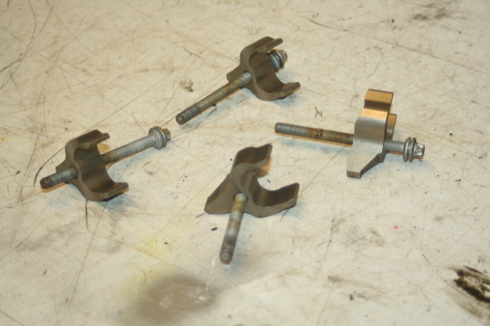 (95) 2010 BMW 1 SERIES E82. FUEL INJECTOR CLAMP BRACKETS - Image 2