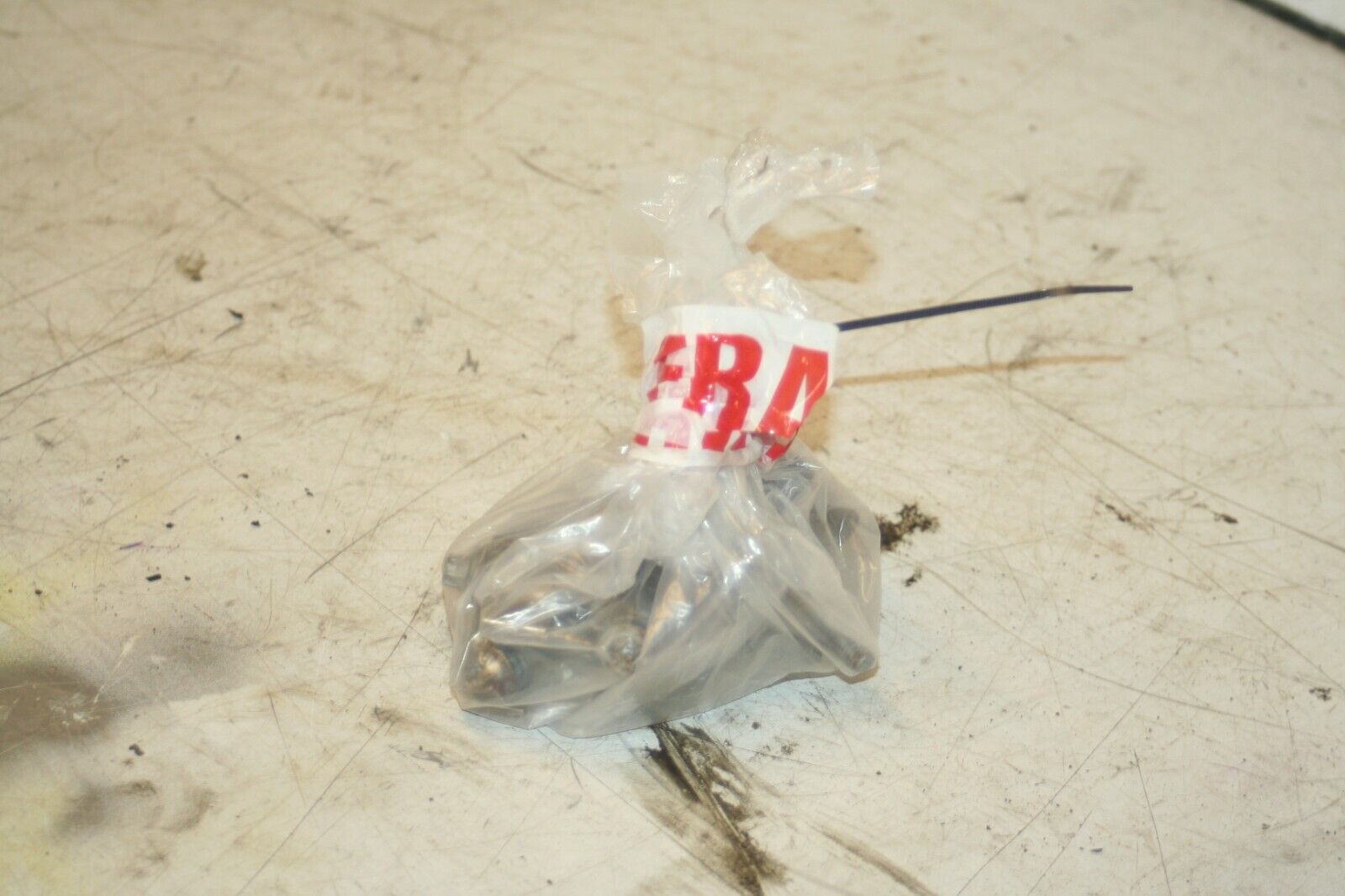 (95) 2010 BMW 1 SERIES E82. FUEL INJECTOR CLAMP BRACKETS - Image 3