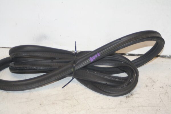 (95) 2010 BMW 1 SERIES E82. BOOT LID RUBBER SEAL