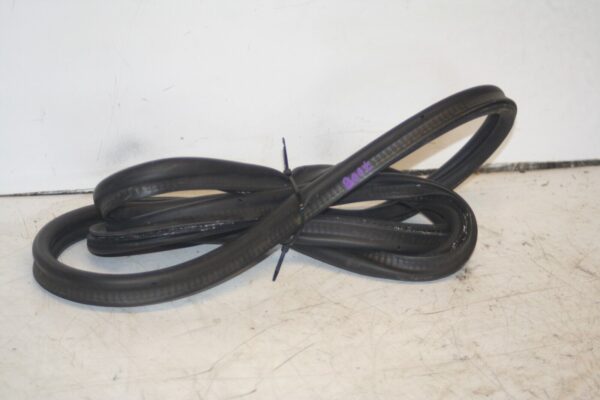 (95) 2010 BMW 1 SERIES E82. BOOT LID RUBBER SEAL - Image 2