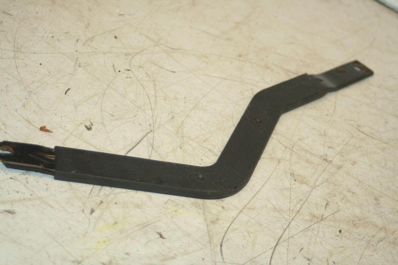 (95) 2010 BMW 1 SERIES E82. CLAMP BRACKET BATTERY TOP