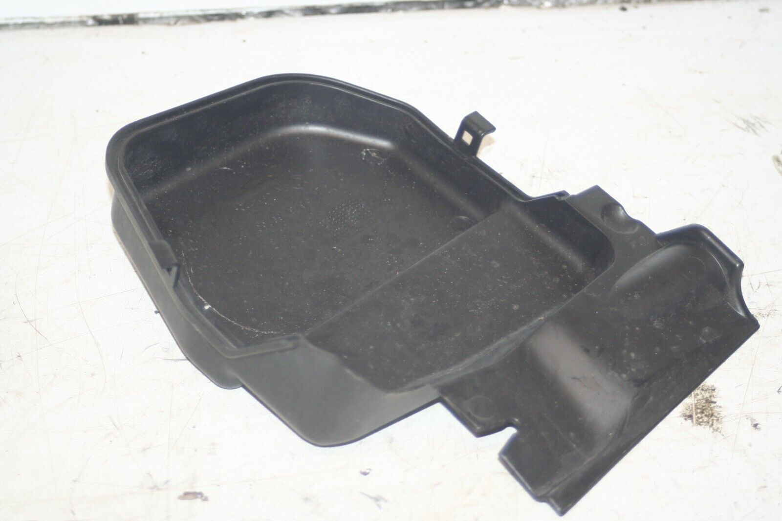 (95) 2010 BMW 1 SERIES E82. SUSPENSION TOP COVER 6925017 POLLEN FILTER