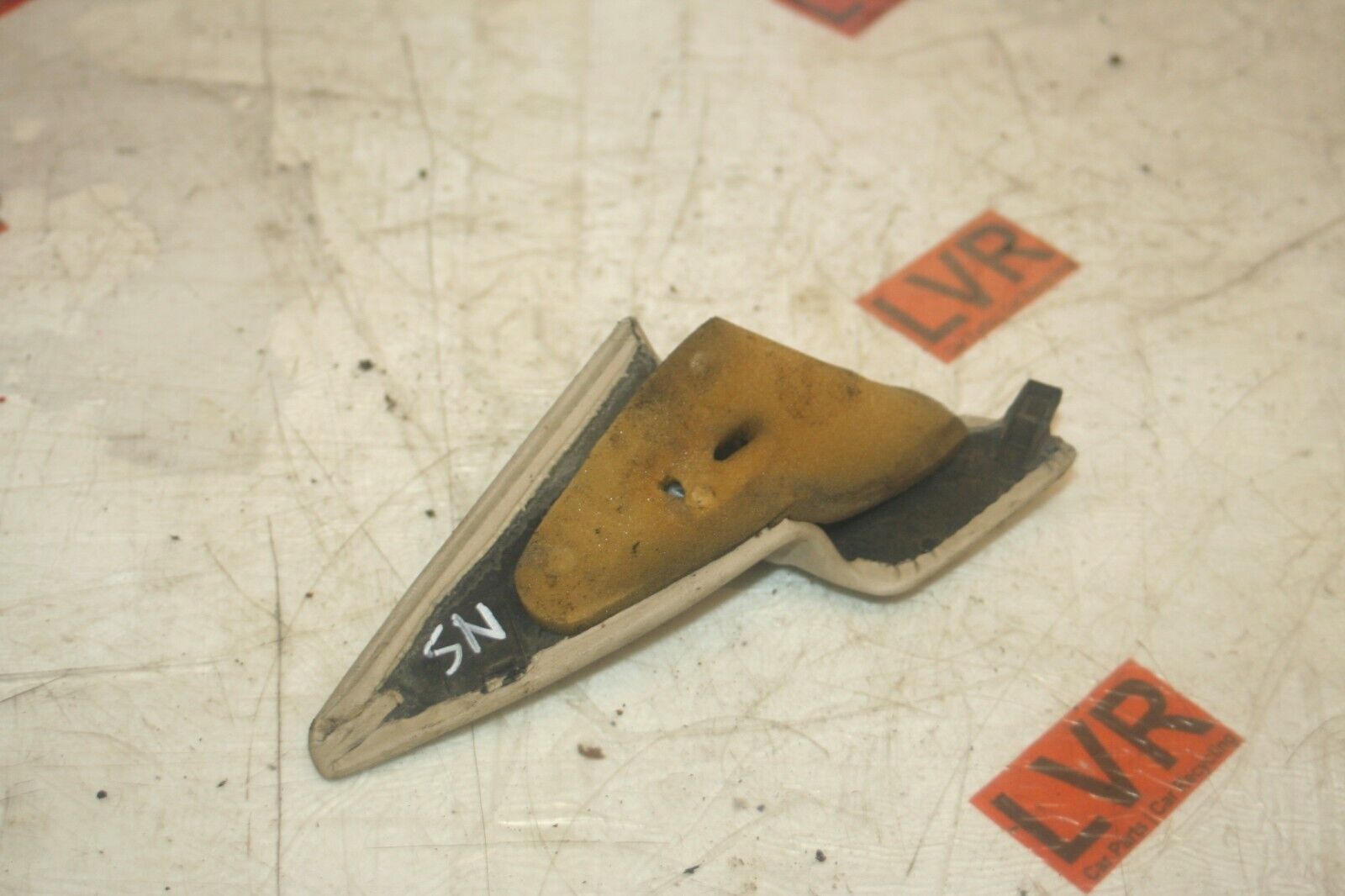 1989 MERCEDES 300E W124. PASSENGER SIDE WING MIRROR TRIM - Image 2