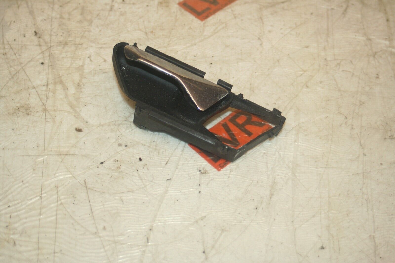 1989 MERCEDES 300E W124. PASSENGER SIDE REAR DOOR HANDLE INNER