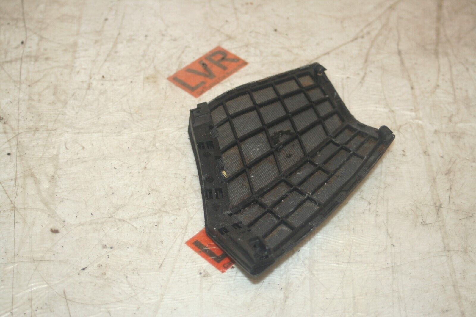 1989 MERCEDES 300E W124. DASHBOARD SPEAKER GRILLE - Image 2