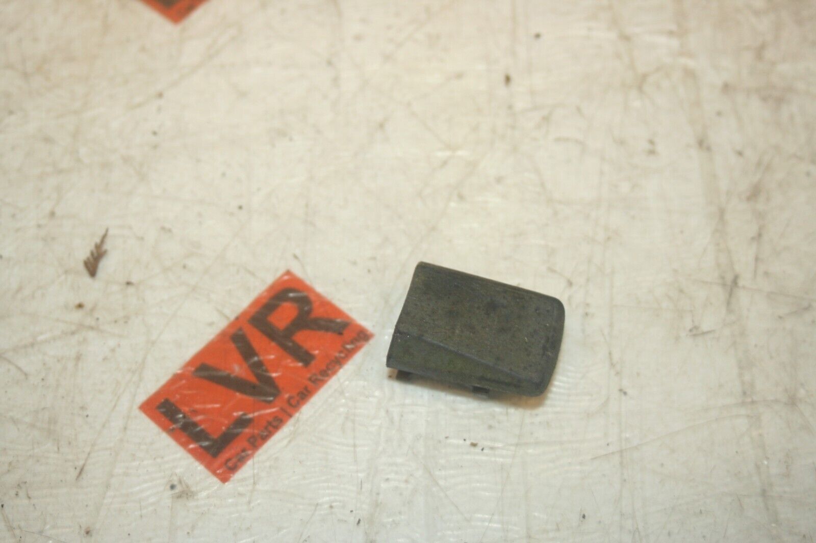 1989 MERCEDES 300E W124. PASSENGER SIDE REAR DOOR HANDLE CAP - Image 2