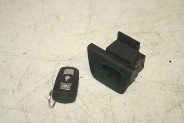 (95) 2010 BMW 1 SERIES E82. IGNITION KEY SLOT WITH KEY - Image 2