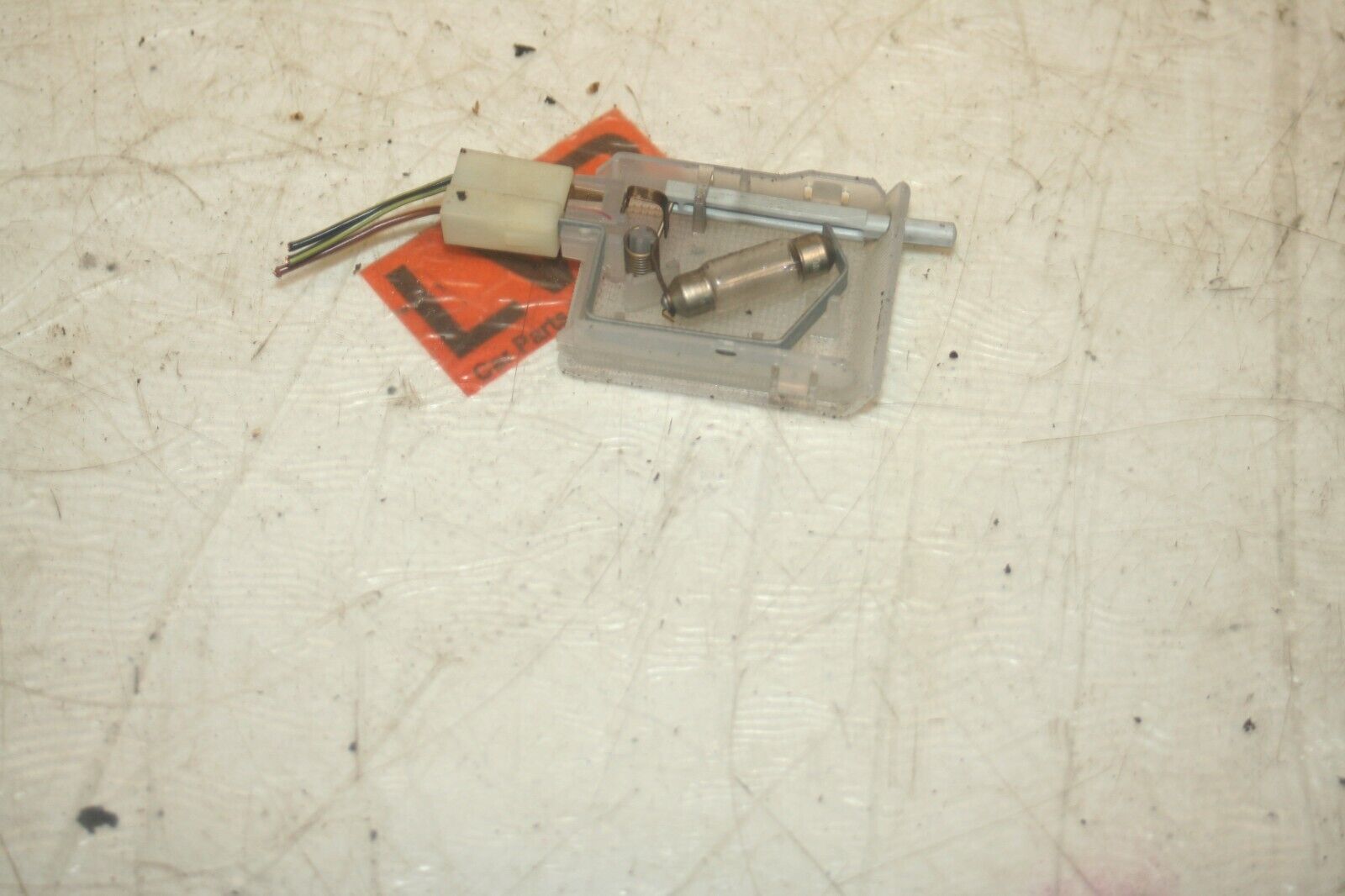 1989 MERCEDES 300E W124. INTERIOR LIGHT GLOVE BOX - Image 2