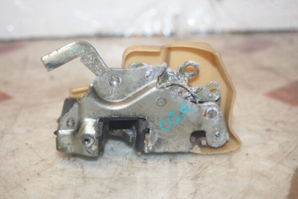 1989 MERCEDES 300E W124. DRIVER SIDE REAR DOOR LOCK MOTOR - Image 4