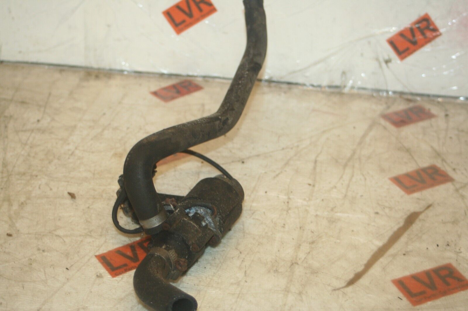 1989 MERCEDES 300E W124. WATER PUMP VALVE - Image 2