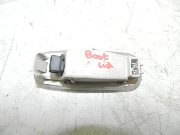 (131) 2002 MERCEDES BENZ E CLASS ESTATE W210. INTERIOR LIGHT BOOT LID - Image 2