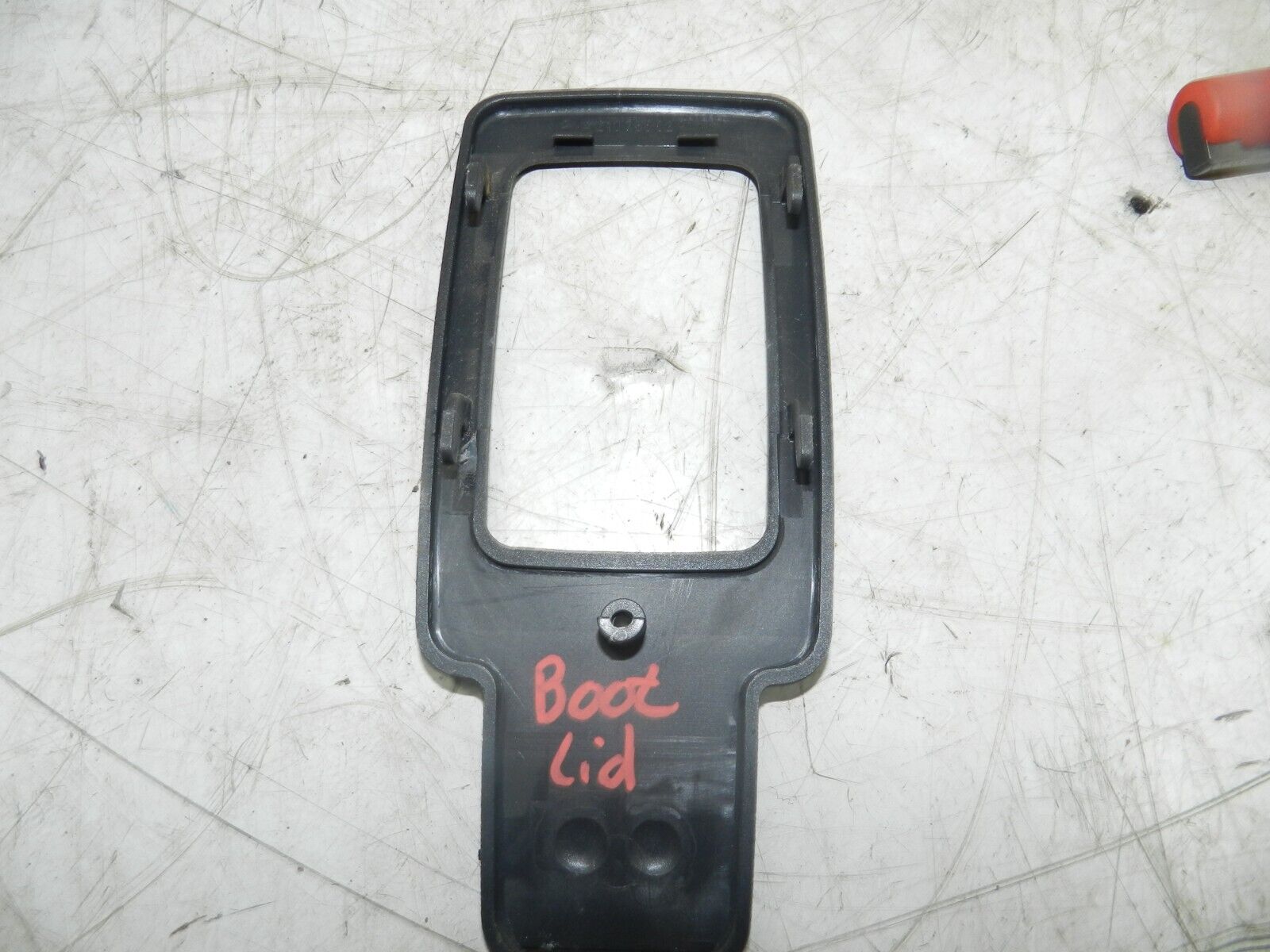 (131) 2002 MERCEDES BENZ E CLASS ESTATE W210. BOOT LID TAILGATE HANDLE SURROUND - Image 2